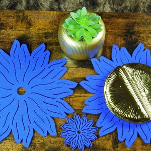 Not only for Christmas  Placemats and coaster  New Flames Aster Flower Circle shape minimalism cut Felt Table Mats Set of 16 pieces
