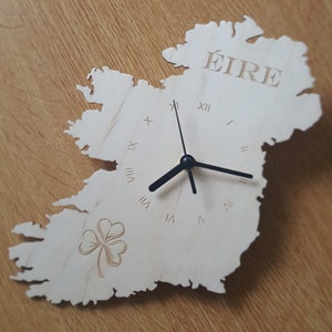 Reloj de madera con forma única y personalizado de Irlanda. Mapa de Irlanda. Soy un regalo irlandés artesanal.