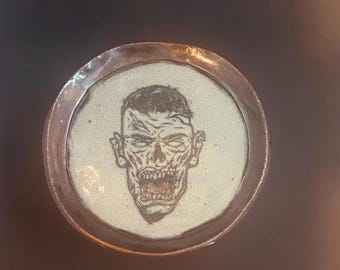 Braiiiinnnnsss.  zombie round plate with red tongue