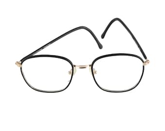 Puede incluir: Gafas rectangulares negras con detalles dorados en el puente y las patillas.