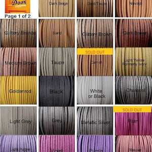 Op de afbeelding: Een kleurenkaart met 18 verschillende kleuren suède koord, met de namen van elke kleur onder het monster vermeld. De kleuren omvatten: Donkerbeige, Goud/Taupe, Navajo, Glinsterende brons, Zand, Glinsterend bruin, Donkerbruin, Middelbruin, Taupe, Camel, Lichtgeel, Guldenroede, Zwart, Wit of Zwart, Antraciet, Lichtgrijs, Grijs, Metallic zilver, Pruim, Lichtpaars, Violet, Paars en Mauve.