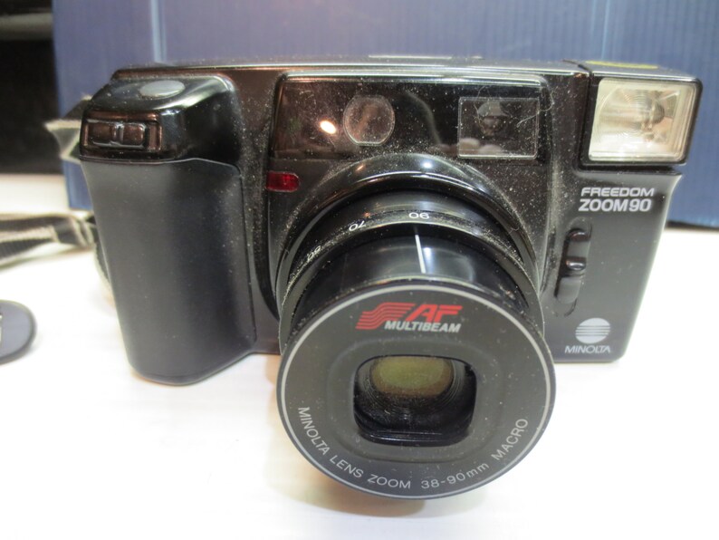 1989 Minolta Freedom Zoom 90 With 2 Rechargeable Batteries