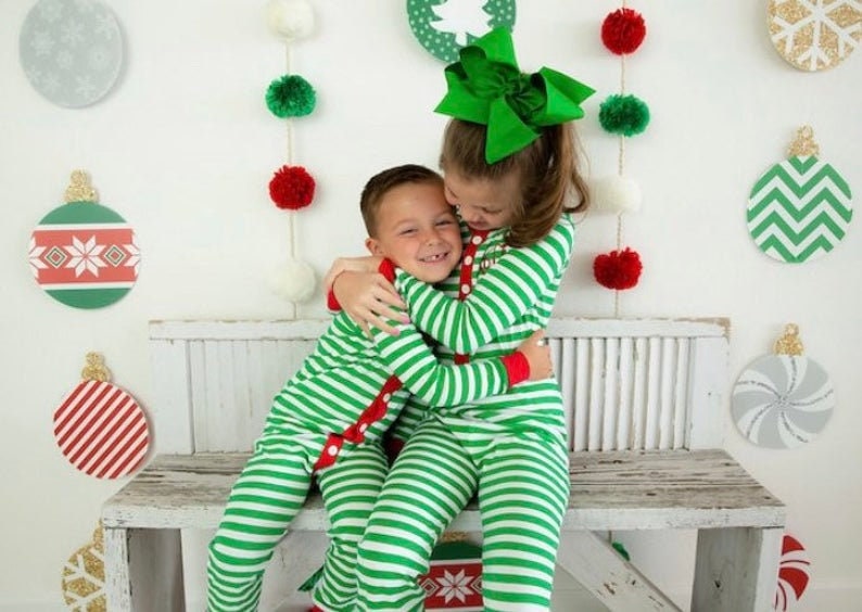 Kleding Unisex kinderkleding Pyjamas & Badjassen Pyjama Pjs, Jammies in red and green stripe with name monogram Kids Christmas Pajamas or santa design 