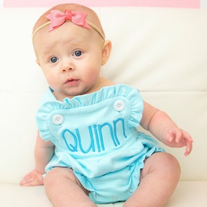 Mädchen Sunsuit, Mädchen Monogramm Strampler, Monogramm Blase, Rüschen Strampler, Monogramm Sunsuit, monogrammiert Baby Blase, personalisierte Sunsuit, Aqua