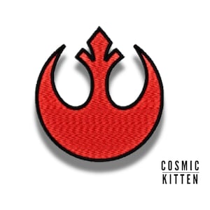 Puede incluir: Parche rojo bordado del símbolo de la Alianza Rebelde de Star Wars. El símbolo es una luna creciente blanca con una forma de pájaro estilizada en el centro.