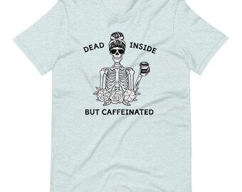 Camiseta divertida muerta por dentro pero con cafeína