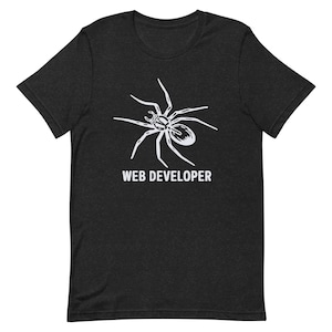 Peut inclure: T-shirt noir avec un motif d'araignée blanc et le texte "WEB DEVELOPER" imprimé sur le devant.