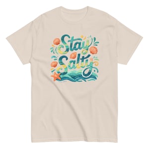 Stay Salty Beach Lover T-shirt: Havsvågor, snäckskal, sjöstjärna kusttröja