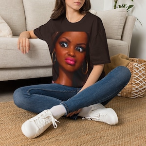 Camiseta con cara de muñeca sorprendida / Camiseta con expresión de meme divertida