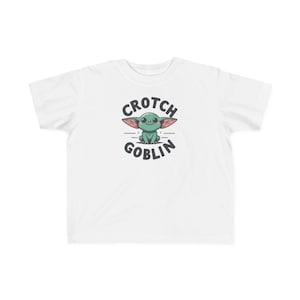 Op de afbeelding: Wit T-shirt met een cartoon goblin ontwerp en de tekst "Crotch Goblin". De goblin is groen met roze oren, en de tekst is in een speelse lettertype. Een humoristisch grafisch T-shirt.