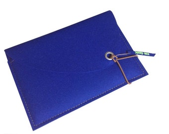 Royal blaue Filztasche für iPad mini Filzhülle für iPad mini inkl Keyboard farbiger Tablet Schutz persönliches Farben-Design Nachhaltigkeit