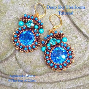 Peut inclure: Une paire de boucles d'oreilles perlées avec de grands cristaux bleus ronds entourés de petites perles turquoise et brun métallique, avec des crochets dormeuses dorés. Le texte Deep Sky Heirloom Tutorial et Agnieszka Watts @The Sea of Glass est visible.
