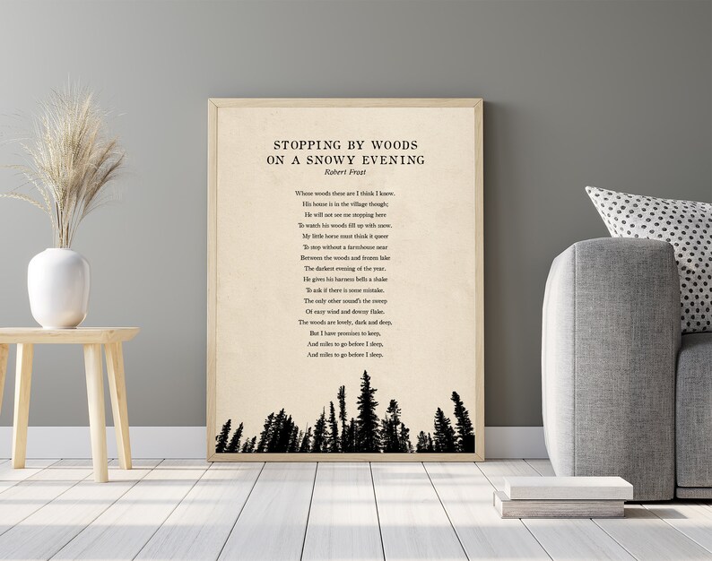 K&ouml;nnte beinhalten: Ein schwarz-wei&szlig;es druckbares Poster mit einem Gedicht von Robert Frost mit dem Titel "Stopping by Woods on a Snowy Evening". Das Gedicht ist auf einem beigefarbenen Hintergrund mit einer Silhouette eines Waldes am unteren Rand gedruckt.
