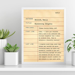 Puede incluir: Una tarjeta de biblioteca de estilo vintage con un borde blanco y un fondo beige. La tarjeta enumera el autor, el t&iacute;tulo, la fecha de publicaci&oacute;n, la primera l&iacute;nea y la &uacute;ltima l&iacute;nea del libro "Cumbres Borrascosas" de Emily Bront&euml;. El texto est&aacute; en una fuente de m&aacute;quina de escribir.