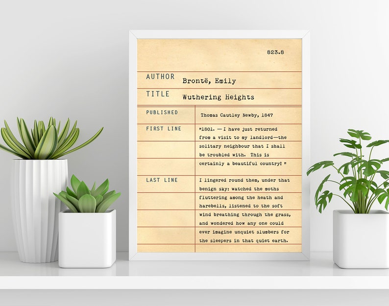 Puede incluir: Una tarjeta de biblioteca de estilo vintage con un borde blanco y un fondo beige. La tarjeta enumera el autor, el t&iacute;tulo, la fecha de publicaci&oacute;n, la primera l&iacute;nea y la &uacute;ltima l&iacute;nea del libro "Cumbres Borrascosas" de Emily Bront&euml;. El texto est&aacute; en una fuente de m&aacute;quina de escribir.