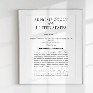 以下が含まれることがあります： アメリカ合衆国最高裁判所の文書の白黒印刷。文書のタイトルは「オーバーゲフェル他対ホッジス、オハイオ州保健局長他」で、事件番号「No. 14-56、14-571、14-574」と日付「2015年6月26日決定」が含まれています。文書には、結婚の重要性に関する段落が含まれています。
