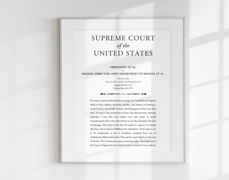 以下が含まれることがあります： アメリカ合衆国最高裁判所の文書の白黒印刷。文書のタイトルは「オーバーゲフェル他対ホッジス、オハイオ州保健局長他」で、事件番号「No. 14-56、14-571、14-574」と日付「2015年6月26日決定」が含まれています。文書には、結婚の重要性に関する段落が含まれています。