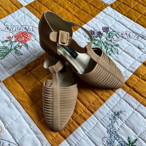 90s - NATURALIZER - Sand-Brown Leather Closed-Toed T-Strap Sandals, 7 1/2-8