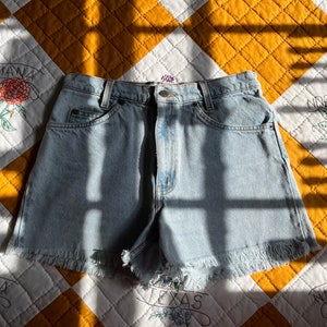 90s - LEVI&#39;S 550 - Light Wash Cut-Off Denim Shorts, Small-Medium 28