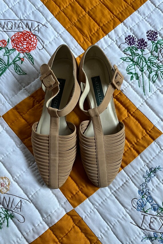 90s - NATURALIZER - Sand-brown Leather Closed-toed T-strap  display picture 1