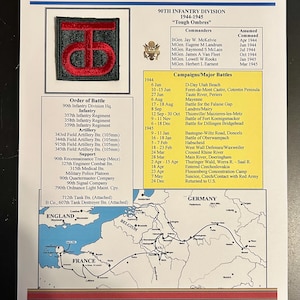 Peut inclure: Document imprimé relatant l'histoire de la 90e division d'infanterie de 1944-1945, avec commandants, campagnes et batailles majeures. Comprend un écusson avec un motif rouge et noir et une carte de l'Europe.