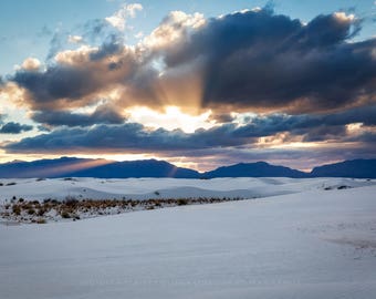 New Mexico Fotografie Kunstdruck - Bild von Sonnenstrahlen Platzen von hinter Wolken über Bergen bei White Sands Southwestern Home Decor