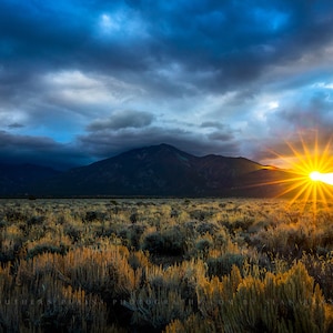 Landschaft Fotografie Druck - Wand Kunst Foto von Sonnenlicht über Berg und Beifuß in Taos New Mexico Südwesten Dekor