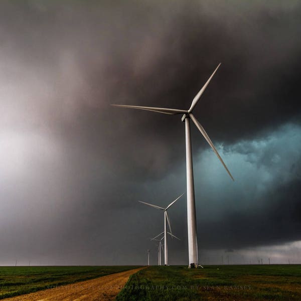Impression de photographie de ferme éolienne - Photo d’éoliennes barattant à travers la tempête au Texas Orage Wall Art Renewable Energy Decor