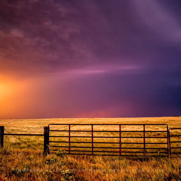 Impression de photographie des grandes plaines - Photo de ciel orageux coloré au-dessus de la porte de la clôture le jour d'été dans l'Oklahoma Western Wall Art Country Decor