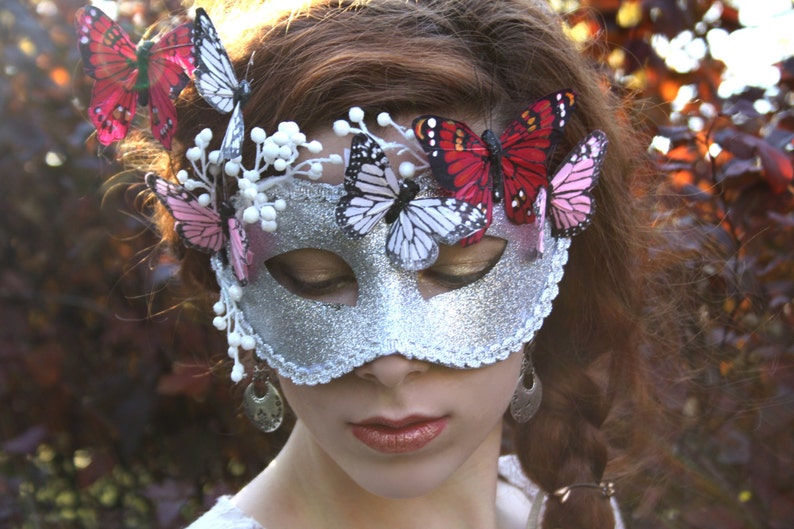 Кто был в маске бабочки. Маска феи. Карнавальная маска феи. Карнавальная маска эльфа. Девушка в маске бабочка.