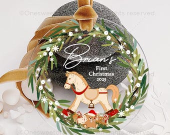 Adorno navideño acrílico personalizado para bebé: caballito balancín con corona verde, recuerdo unisex para recién nacidos (n.° 793)