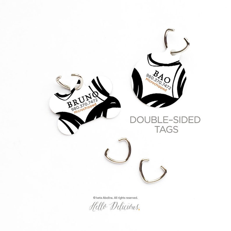 Op de afbeelding: Twee dubbelzijdige huisdier-ID-tags met zwart-witte abstracte ontwerpen. Een tag is botvormig en zegt "BRUNO 980.370.7472 Gechipt". De andere tag is rond en zegt "BAO 980.370.7472 Gechipt".