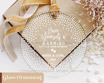 Adorno de cristal personalizado para nuestra primera Navidad de casados. Regalo para recién casados. Recuerdo de boda del Sr. y la Sra. N.° G496