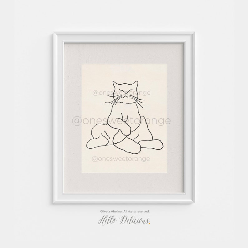 Op de afbeelding: Lijntekening van een kat die in een yogahouding zit met zijn ogen dicht. De kat is in zwart omlijnd tegen een lichtbeige achtergrond. De tekst "@onesweetorange" verschijnt drie keer op de afbeelding.