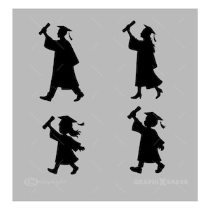Puede incluir: Cuatro siluetas negras de graduados con birretes y togas, sosteniendo diplomas. Las figuras se muestran en varias poses, caminando y celebrando. El fondo es de color gris claro liso. Se observa un aviso de copyright en la esquina inferior izquierda.