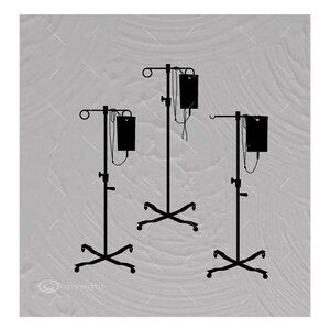 Puede incluir: Tres postes de suero de metal negro con brazos ajustables y bolsas de suero colgantes. Los postes tienen una base de trípode con ruedas.