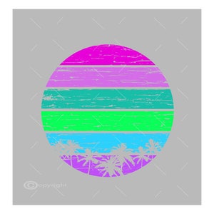 Könnte beinhalten: Ein farbenfrohes Grafikdesign im Retro-Stil mit einem kreisförmigen Muster. Es zeigt horizontale Streifen in Pink, Lila, Türkis, Grün und Blau mit Palmensilhouetten am unteren Rand. Das Design hat einen Used-Look vor grauem Hintergrund.