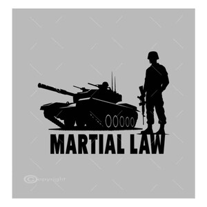 Może przedstawiać: Czarno-biała sylwetka czołgu wojskowego i żołnierza. Tekst "MARTIAL LAW" jest wyświetlany pogrubioną czcionką, wielkimi literami pod czołgiem. Obraz ma szare tło.