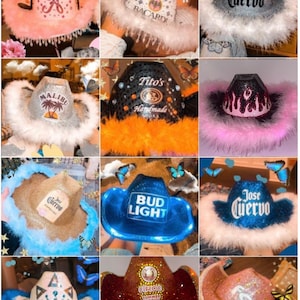 Peut inclure: Une collection de neuf chapeaux de cow-boy d&eacute;cor&eacute;s de diff&eacute;rentes marques et logos, notamment Bacardi, Jose Cuervo, Malibu, Tito's, Bud Light, Ciroc et Four Loko. Les chapeaux sont orn&eacute;s de paillettes, de plumes et d'autres embellissements.