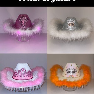 Peut inclure: Quatre chapeaux de cow-boy diff&eacute;rents avec diff&eacute;rentes garnitures et logos. Les chapeaux sont blancs avec des paillettes et ont des garnitures de diff&eacute;rentes couleurs. Les logos incluent Fireball, Tito's Handmade Vodka, Malibu et un motif de flamme rose.