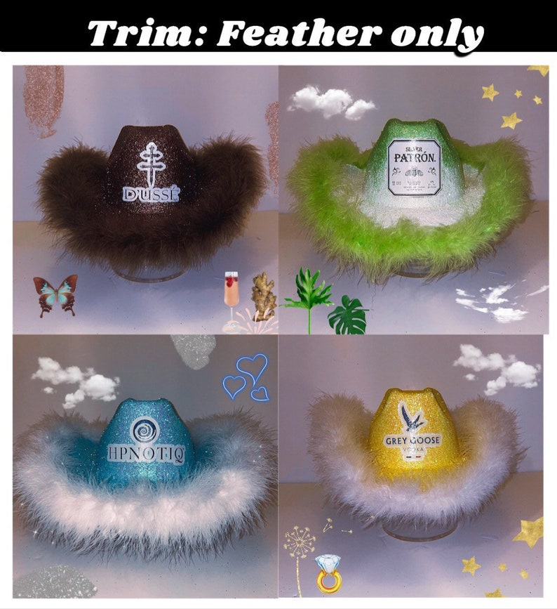 Peut inclure: Quatre chapeaux de cow-boy avec des paillettes de diff&eacute;rentes couleurs et des logos. Chaque chapeau est orn&eacute; d'une garniture en plumes blanches.