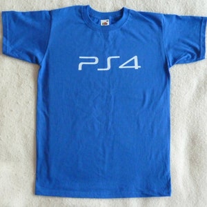 Puede incluir: Una camiseta azul con un logotipo PS4 blanco impreso en la parte delantera.
