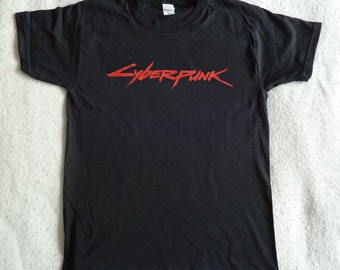 以下が含まれることがあります： 前面に赤い「Cyberpunk」ロゴがプリントされた黒いTシャツ