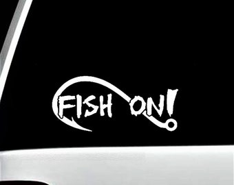 Puede incluir: Calcomanía de vinilo blanco con un diseño de anzuelo de pesca y el texto "FISH ON!"
