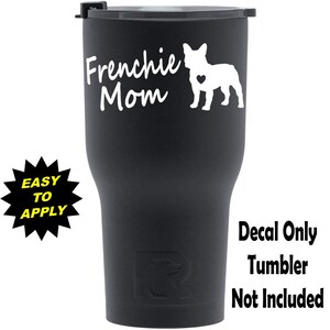 Pu&ograve; includere: Tumbler nero con un adesivo in vinile bianco che dice "Frenchie Mom" con una silhouette di un Bulldog Francese. L'adesivo &egrave; facile da applicare.