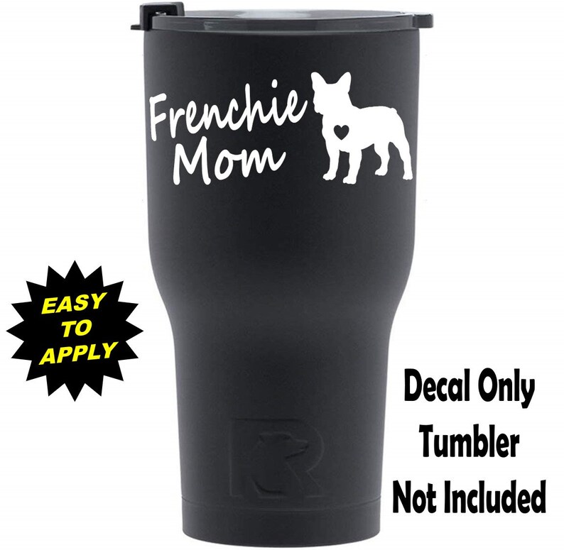 Pu&ograve; includere: Tumbler nero con un adesivo in vinile bianco che dice "Frenchie Mom" con una silhouette di un Bulldog Francese. L'adesivo &egrave; facile da applicare.