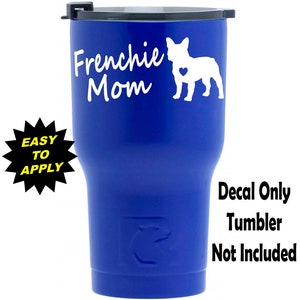 Pu&ograve; includere: Tumbler in acciaio inossidabile blu con un adesivo in vinile bianco che dice "Frenchie Mom" e presenta una silhouette di un Bulldog Francese. L'adesivo &egrave; facile da applicare. Solo adesivo, tumbler non incluso.