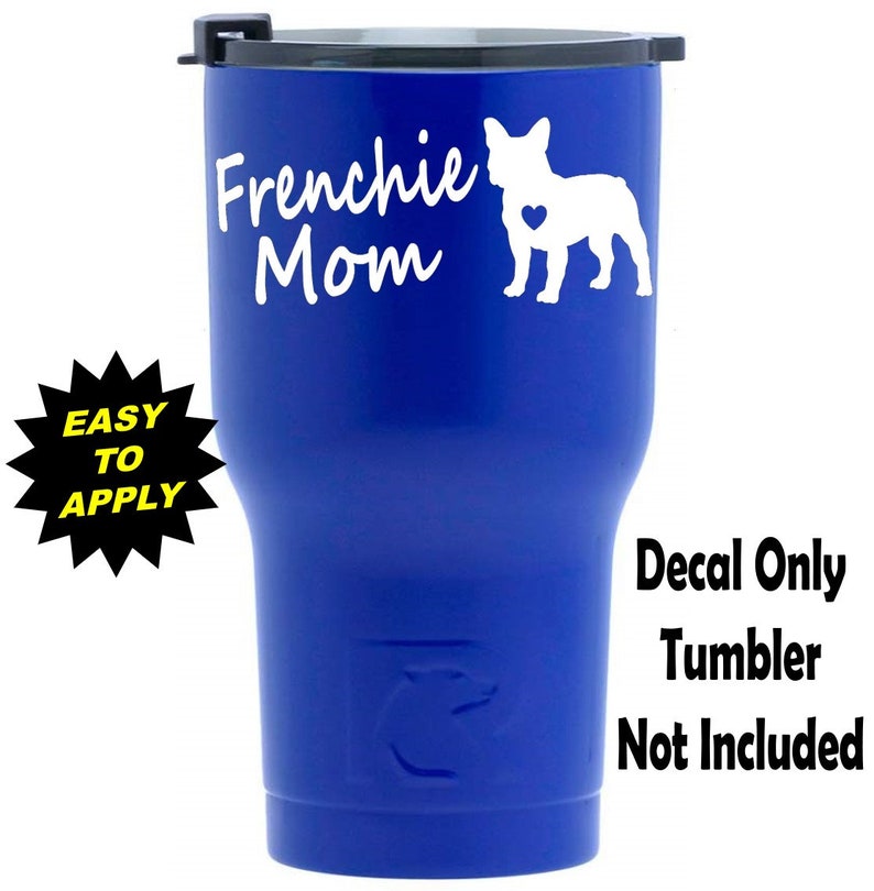 Pu&ograve; includere: Tumbler in acciaio inossidabile blu con un adesivo in vinile bianco che dice "Frenchie Mom" e presenta una silhouette di un Bulldog Francese. L'adesivo &egrave; facile da applicare. Solo adesivo, tumbler non incluso.
