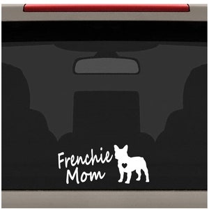Pu&ograve; includere: Adesivo in vinile bianco con una silhouette di un Bulldog Francese e il testo "Frenchie Mom".