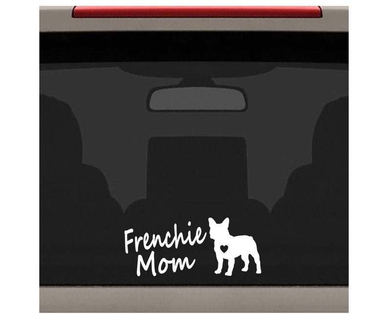 Pu&ograve; includere: Adesivo in vinile bianco con una silhouette di un Bulldog Francese e il testo "Frenchie Mom".